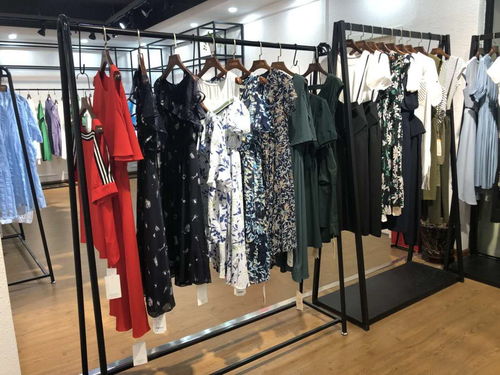 把品牌折扣女装卖场的棱角变成商品宣传的场所