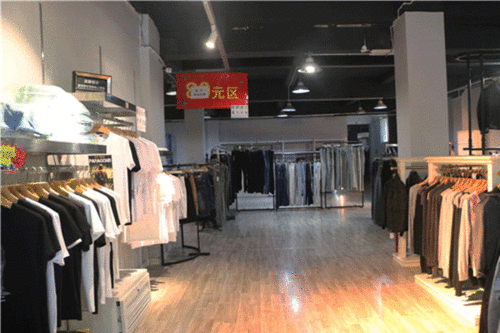 外套免费送 乐山这家品牌服装工厂店亏损大甩卖 全场10元起...抢疯了